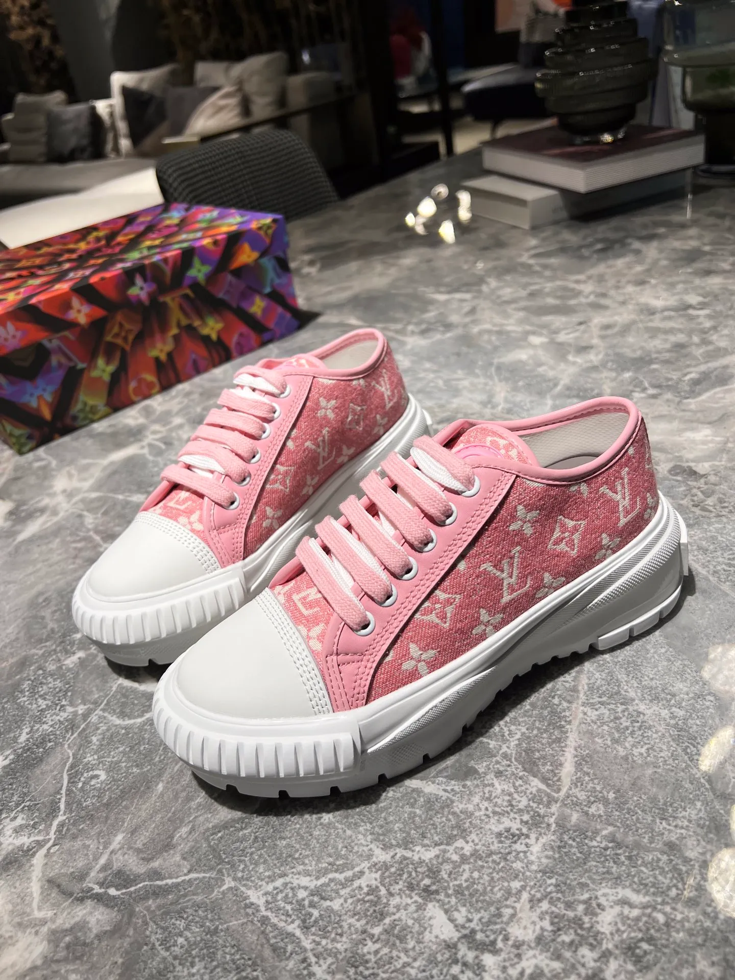👟👟Ex-factory price 440👟👟 This LV Squad sneaker is made of Monogram denim to stretch out the midsummer comfort. The same color leather outlines the edges, the rubber LV Circle logo embellishes the tongue, and the thick yet lightweight rubber outsole upgrades the comfort again. Yardage: 35-41.